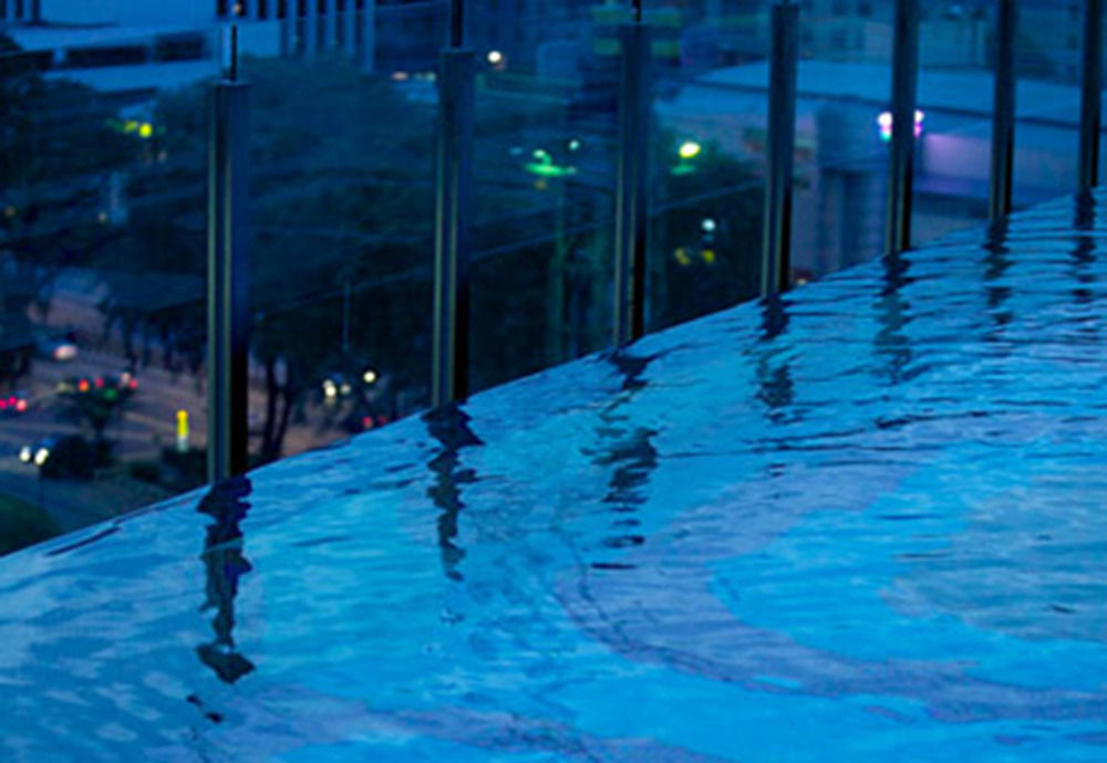Gtower Hotel Куала-Лумпур Экстерьер фото The glass facade at night